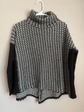Guess Black & White Turtleneck Oversized Sweater Size Small